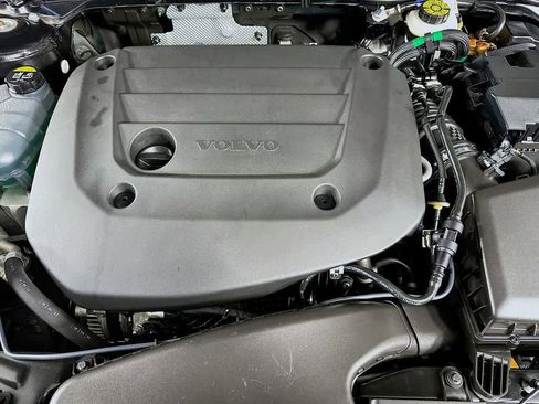 Used 2023 Volvo XC40 B5 Plus image 9