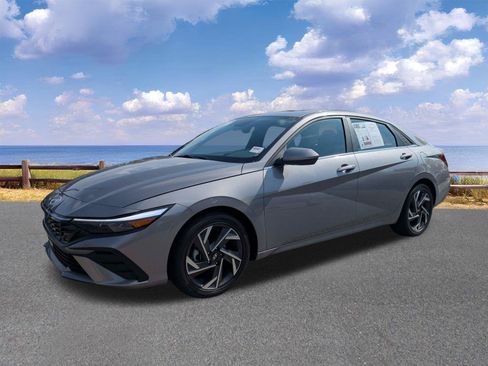 Used 2025 Hyundai Elantra SEL FWD image 4