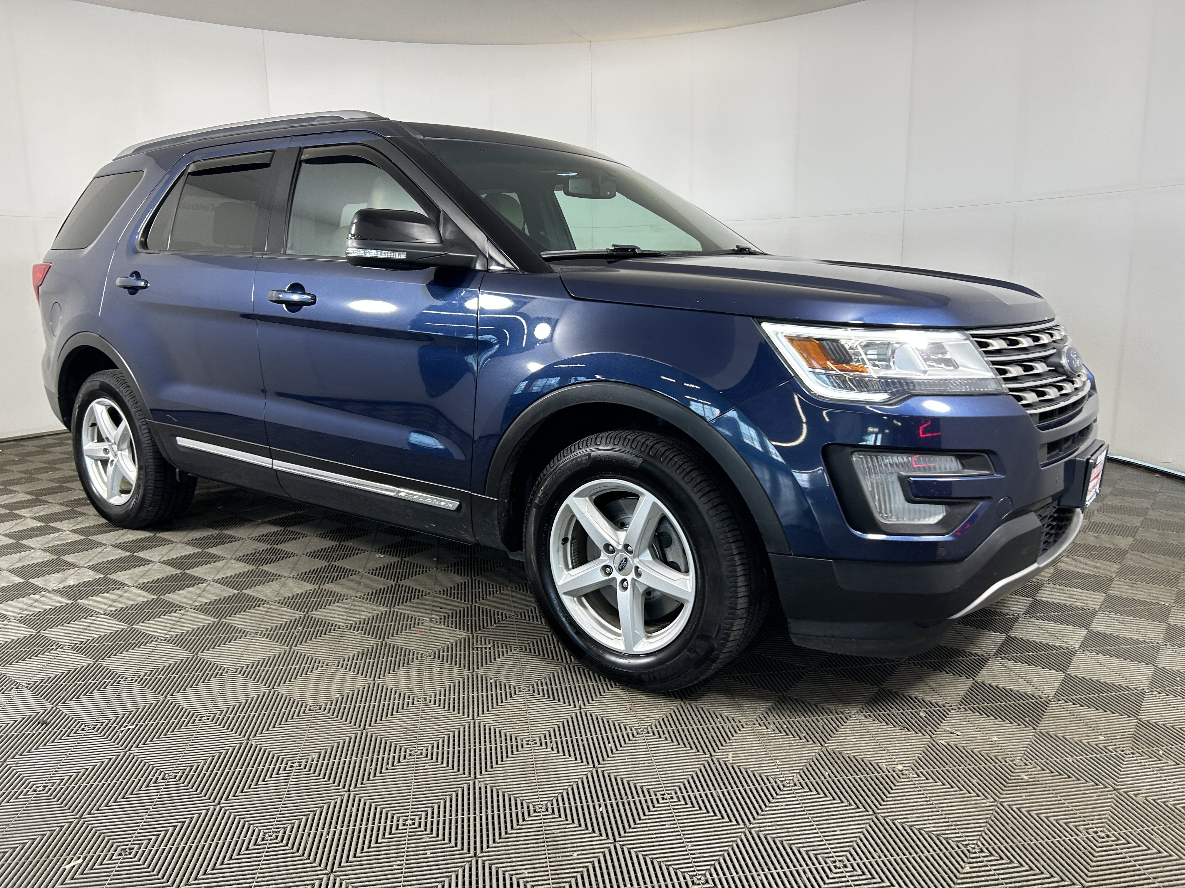 Used 2017 Ford Explorer XLT w/ Equipment Group 201A AWD/4WD image 5