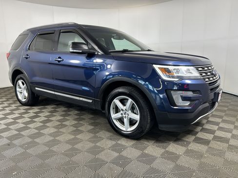 Used 2017 Ford Explorer XLT w/ Equipment Group 201A AWD/4WD image 5