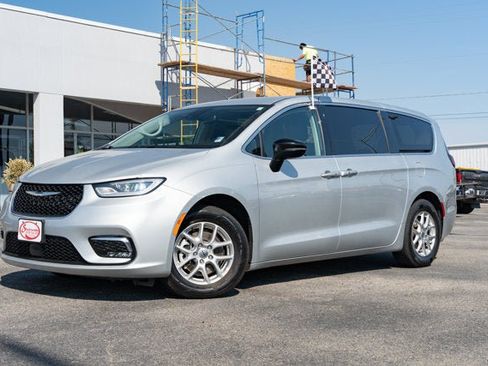 Certified 2024 Chrysler Pacifica Touring-L FWD image 1