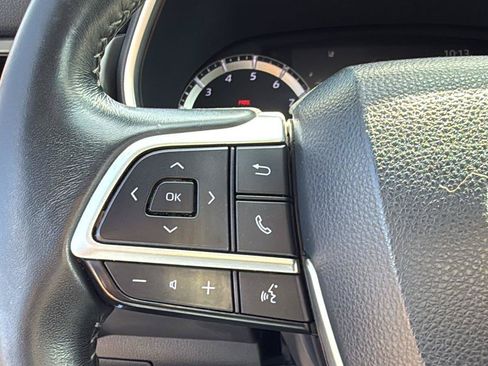Used 2022 Toyota Highlander XLE FWD image 11