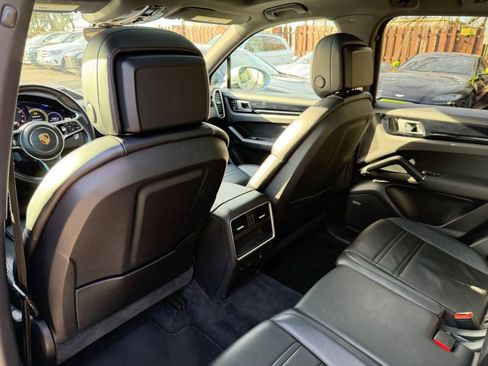 Used 2020 Porsche Cayenne Sport Utility 4D image 17