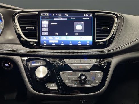 New 2026 Chrysler Pacifica Select image 9