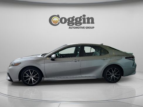 Used 2024 Toyota Camry SE image 3