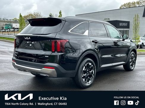 Certified 2024 Kia Sorento S w/ Panoramic Sunroof Package AWD/4WD image 4