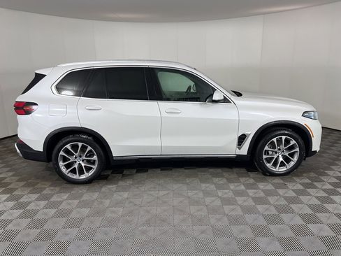 Certified 2024 BMW X5 xDrive40i w/ Premium Package image 3