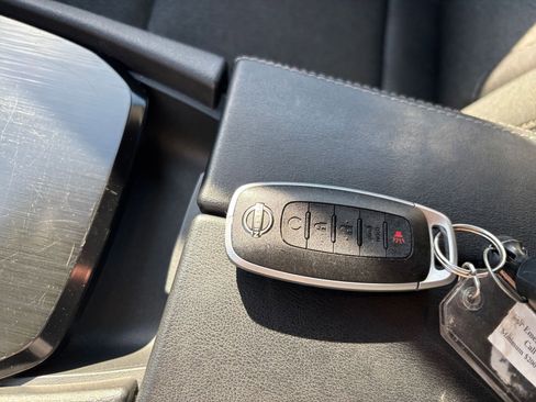 Used 2025 Nissan Rogue SV image 21