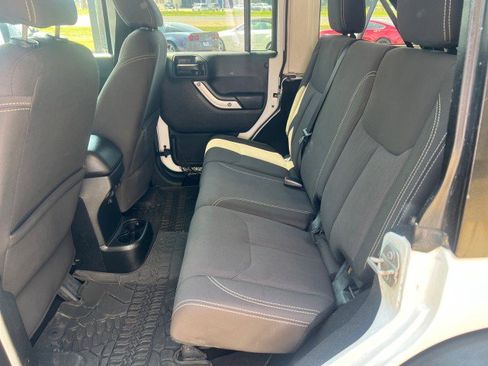 Used 2018 Jeep Wrangler Unlimited Rubicon w/ Connectivity Group image 32