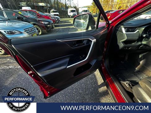 Used 2019 Toyota RAV4 LE w/ Carpet Mat Package image 11