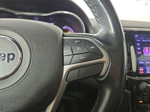 Used 2019 Jeep Grand Cherokee Overland AWD/4WD image 17