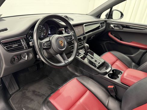 Certified 2023 Porsche Macan image 4