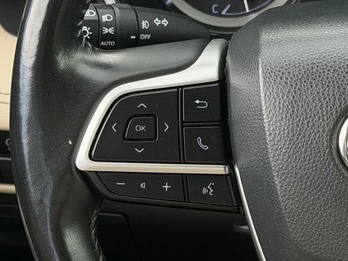 Used 2023 Toyota Highlander XLE AWD/4WD image 14