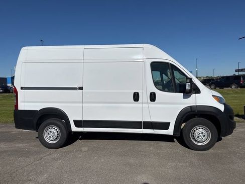 Used 2025 RAM ProMaster 2500 w/ Convenience Group FWD image 8