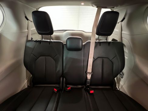 Used 2024 Chrysler Pacifica Touring-L FWD image 21