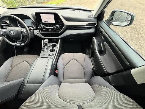Used 2023 Toyota Highlander LE FWD image 12