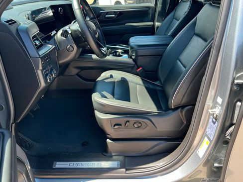Used 2025 Chevrolet Suburban Premier AWD/4WD image 18