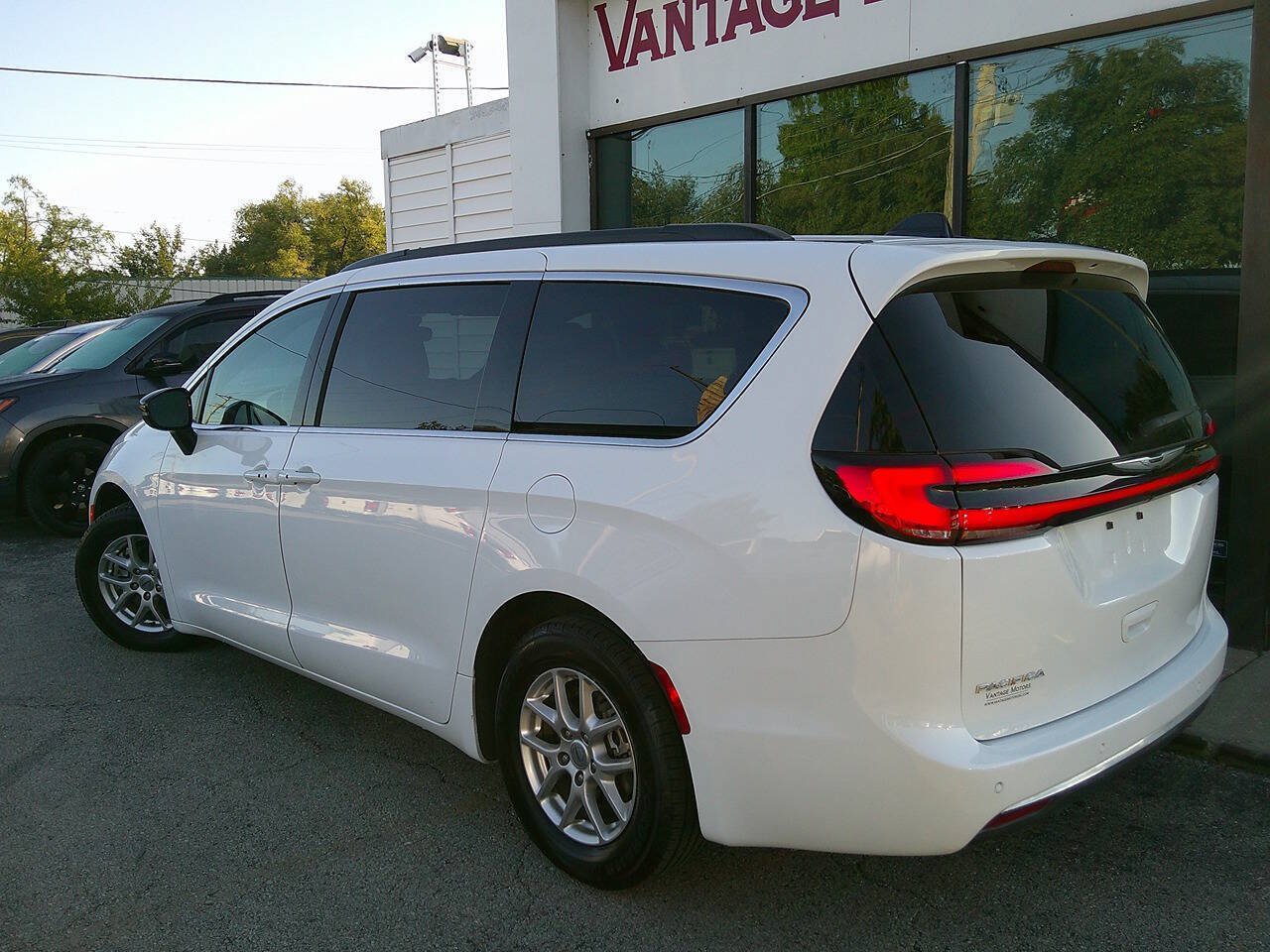 Used 2024 Chrysler Pacifica Touring FWD image 7