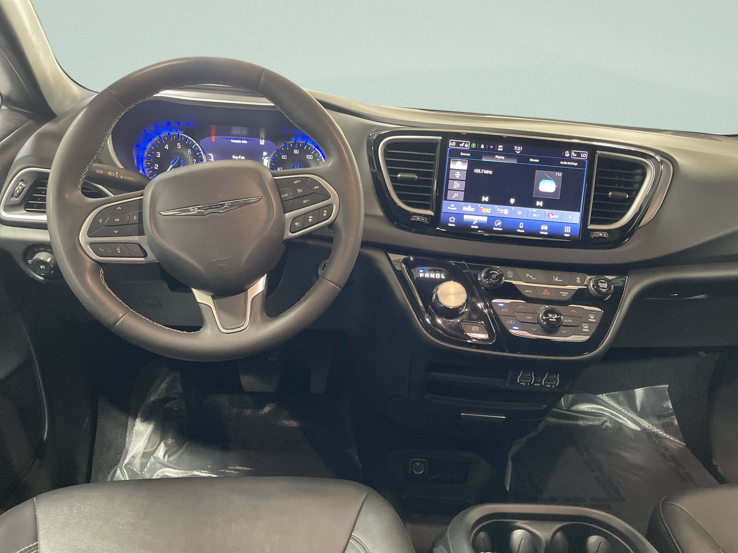 Used 2025 Chrysler Pacifica Select FWD image 16