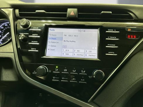Used 2018 Toyota Camry LE FWD image 19