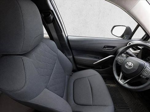 Used 2025 Toyota Corolla Cross LE FWD image 15