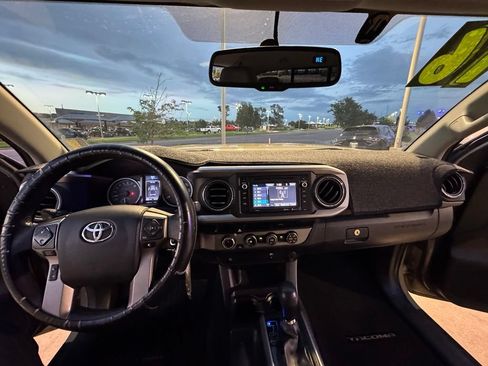 Used 2016 Toyota Tacoma SR5 w/ SR5 Appearance Package (SN) AWD/4WD image 11