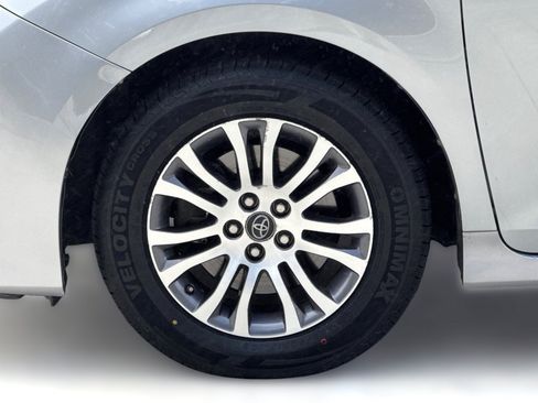 Used 2018 Toyota Sienna XLE w/ XLE Navigation Package FWD image 12