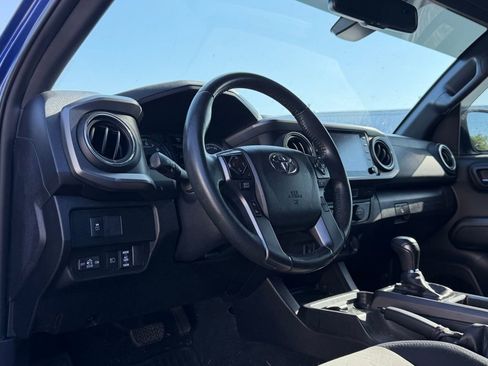 Used 2022 Toyota Tacoma TRD Off-Road image 11