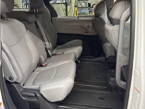 Used 2024 Toyota Sienna XLE image 21