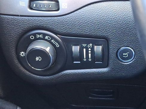 Certified 2019 Jeep Cherokee Latitude Plus w/ Comfort/Convenience Group image 30