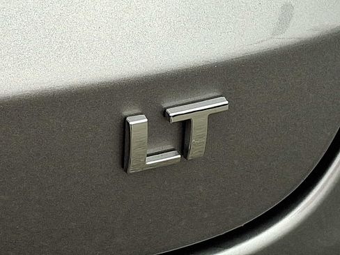 Used 2024 Chevrolet Trax LT w/ Sunroof Package FWD image 32