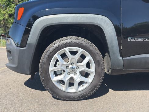 Used 2018 Jeep Renegade Latitude w/ UConnect 8.4 Nav Group AWD/4WD image 6