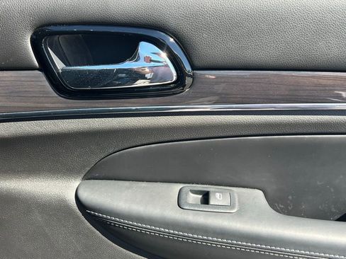 Used 2019 Jeep Grand Cherokee Overland AWD/4WD image 21