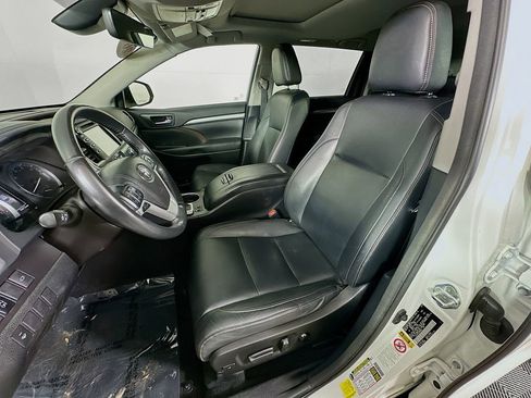 Used 2018 Toyota Highlander XLE AWD/4WD image 29