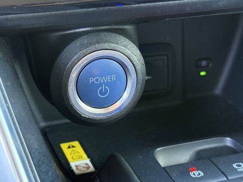 Used 2022 Toyota Venza LE image 27