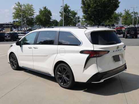 Used 2023 Toyota Sienna XSE w/ XSE Plus Package FWD image 7
