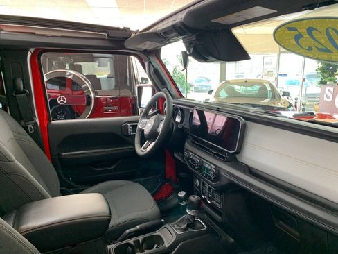 Used 2025 Jeep Wrangler Unlimited Sahara w/ Safety Group AWD/4WD image 24