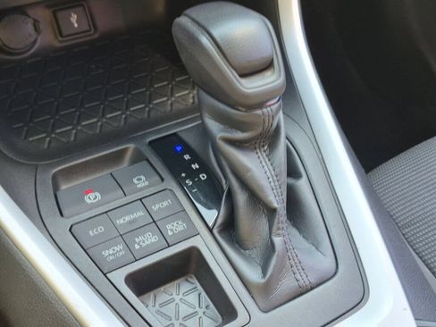 Used 2021 Toyota RAV4 LE AWD/4WD image 22