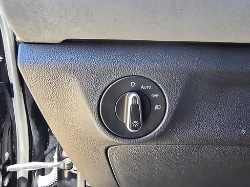 Used 2025 Volkswagen Jetta SE w/ Sunroof Package FWD image 20