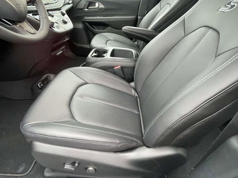 New 2026 Chrysler Pacifica Select w/ S Appearance Package image 7