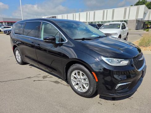 Used 2024 Chrysler Pacifica Touring-L FWD image 3