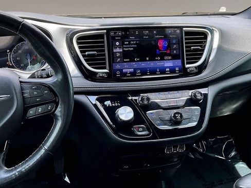 Used 2021 Chrysler Pacifica Touring-L w/ Uconnect Theater Family Group FWD image 9