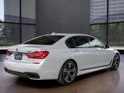 Used 2019 BMW 740i w/ M Sport Package image 9