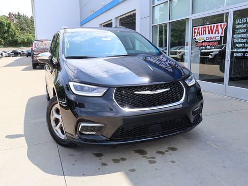 Used 2023 Chrysler Pacifica Limited w/ Uconnect Theater Family Group AWD/4WD image 38