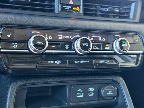 Used 2025 Honda Pilot Touring image 18
