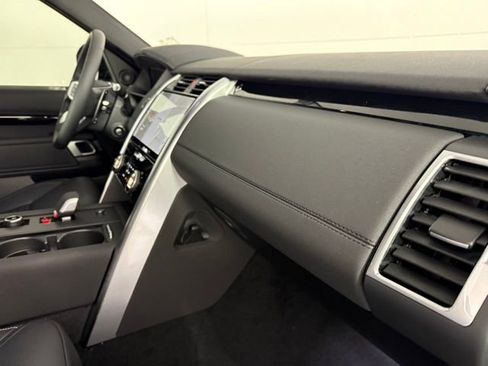 Certified 2025 Land Rover Discovery S image 31