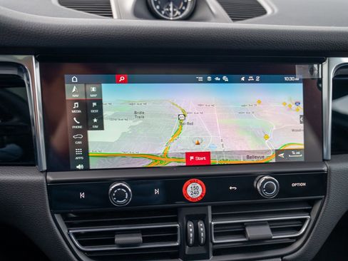 Used 2025 Porsche Macan image 18