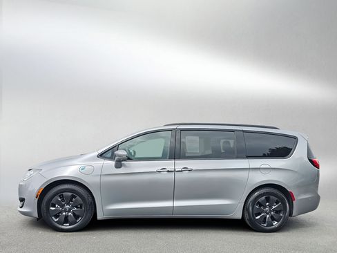 Used 2019 Chrysler Pacifica Limited w/ Advanced Safetytec Group FWD image 2