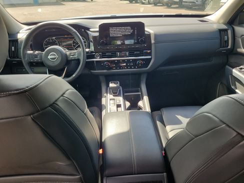 Used 2024 Nissan Pathfinder SL w/ Black Appearance Package FWD image 11