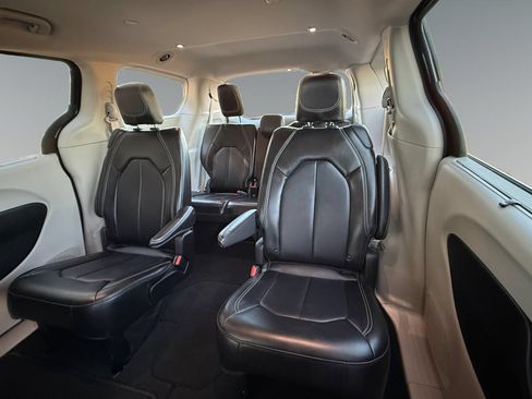 Used 2024 Chrysler Pacifica Touring-L FWD image 18